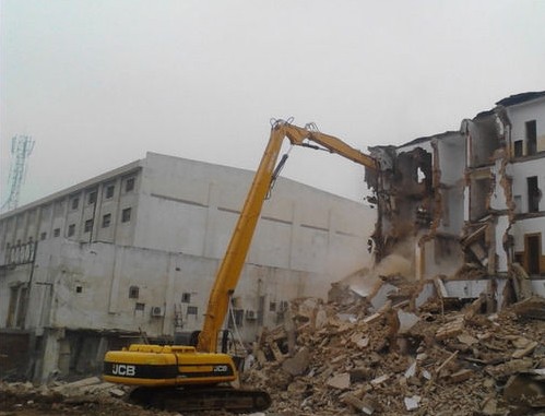 挖掘機(jī)拆樓臂.jpg