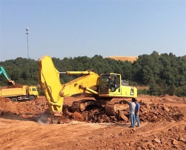 挖掘機(jī)巖石臂.jpg 挖掘機(jī)巖石臂.jpg